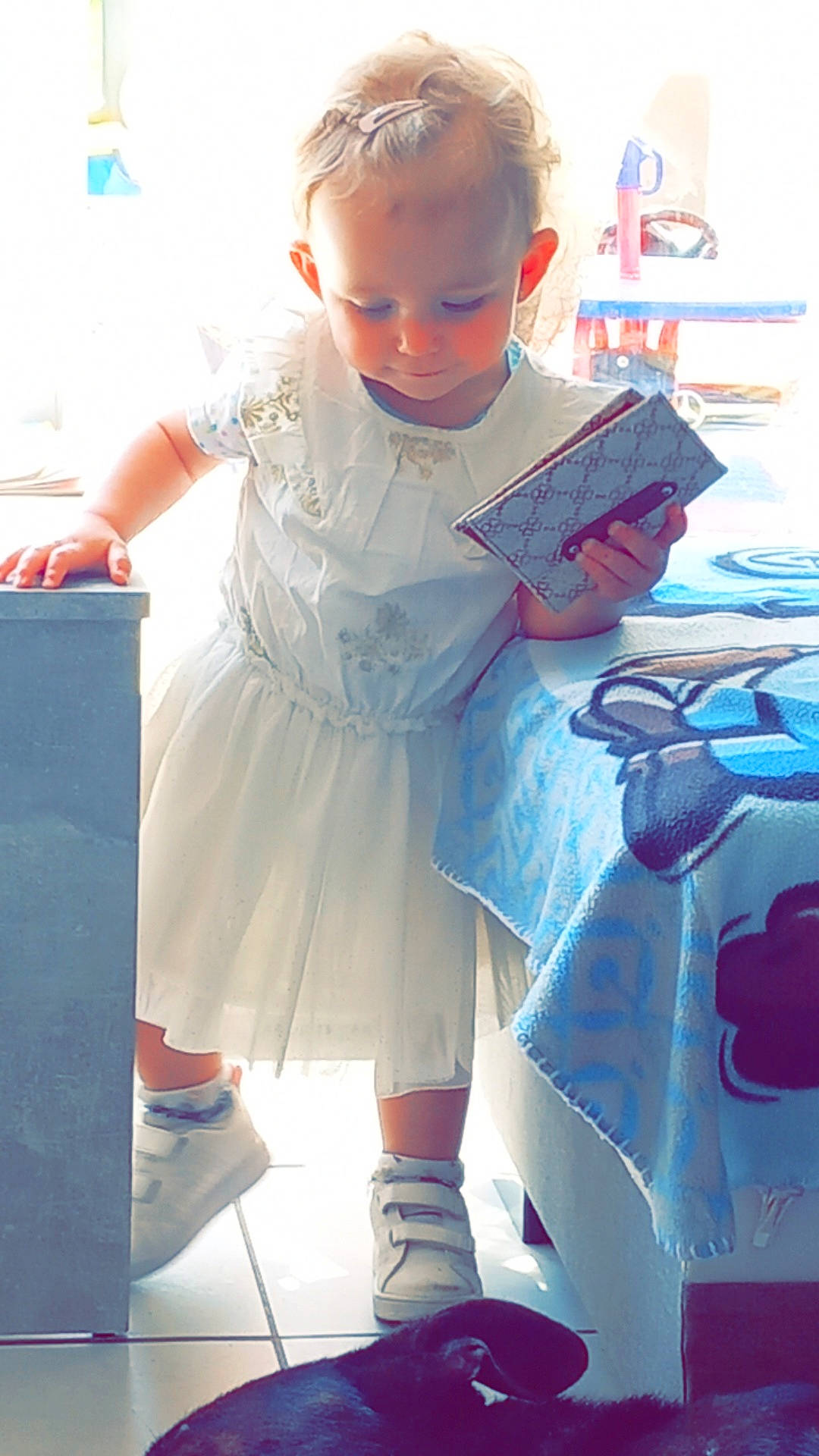 Kenza a rejoint le concours — aidez-le/la à gagner de superbes lots ! azure, baby_toddler_clothing, child, cool, electric_blue, eyewear, fashion, fashion_design, flooring, fun, goggles, human_leg, pattern, person, sandal, shoe, sleeve, sock, sunglasses, t_shirt