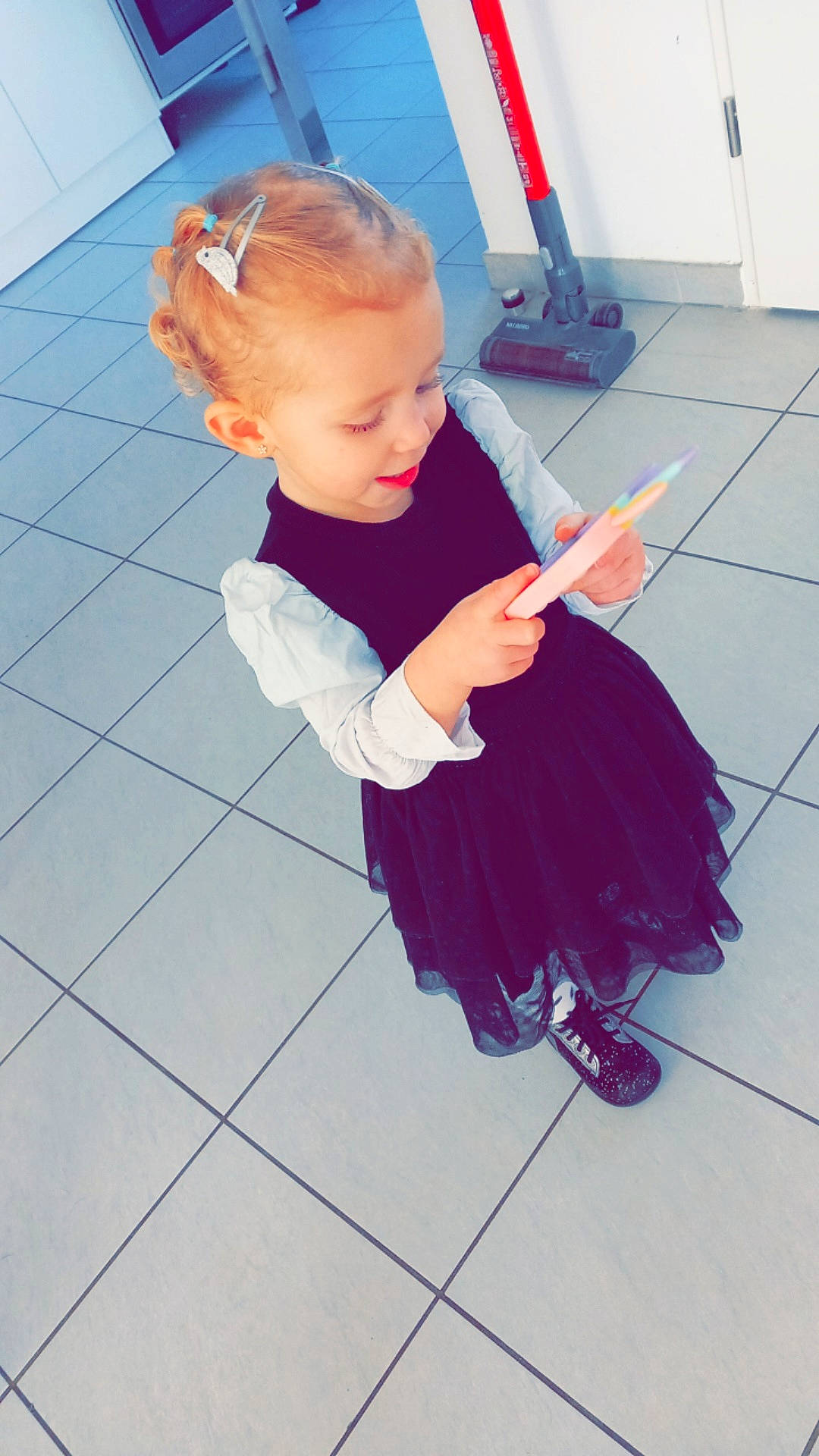 Kenza a rejoint le concours — aidez-le/la à gagner de superbes lots ! baby, baby_toddler_clothing, child, costume, electric_blue, floor, flooring, fun, goggles, happy, human_leg, joint, leisure, magenta, pattern, person, purple, red, shoe, sleeve