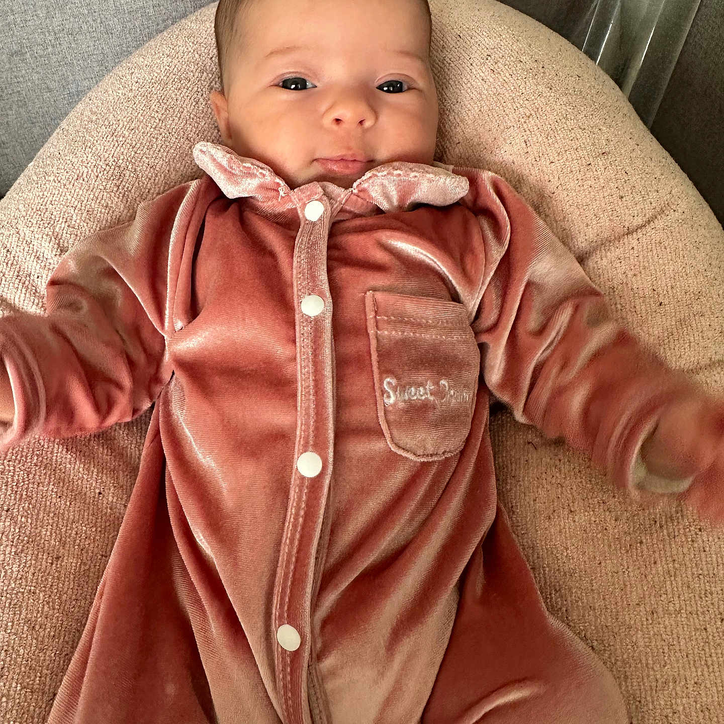 Annalya a rejoint le concours — aidez-le/la à gagner de superbes lots ! baby, bottle, child, comfortable, cushion, cute, eyes, face, indoor, infant, neutral_background, onesie, pink_clothing, pocket, portrait, resting, sleepwear, small, soft_texture, velvet