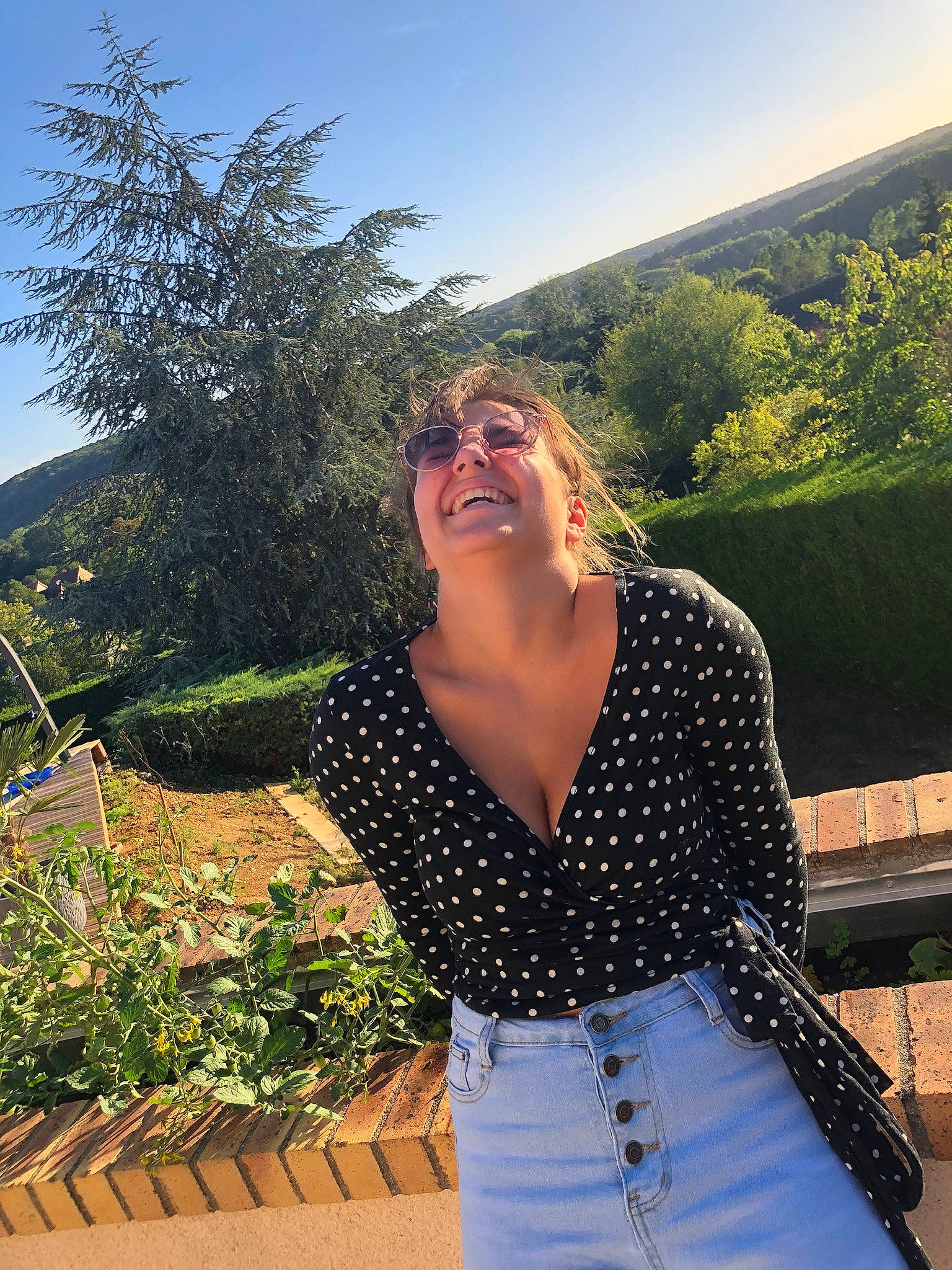 Clara participe au concours pour gagner de l'argent avec cette photo : beauty, blond, blue, botany, design, dress, glasses, grass, jeans, joy, leaf, mountain, pattern, person, photography, plant, polka_dot, smile, summer, sunlight