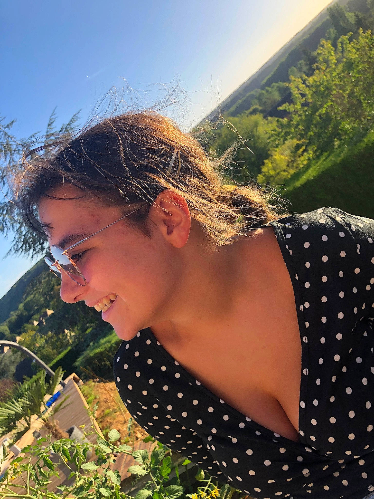 Clara a rejoint le concours — aidez-le/la à gagner de superbes lots ! beauty, black_hair, brown_hair, design, fawn, grass, hair, hairstyle, happy, joy, long_hair, neck, pattern, person, photo_shoot, photography, plant, smile, summer, sunlight