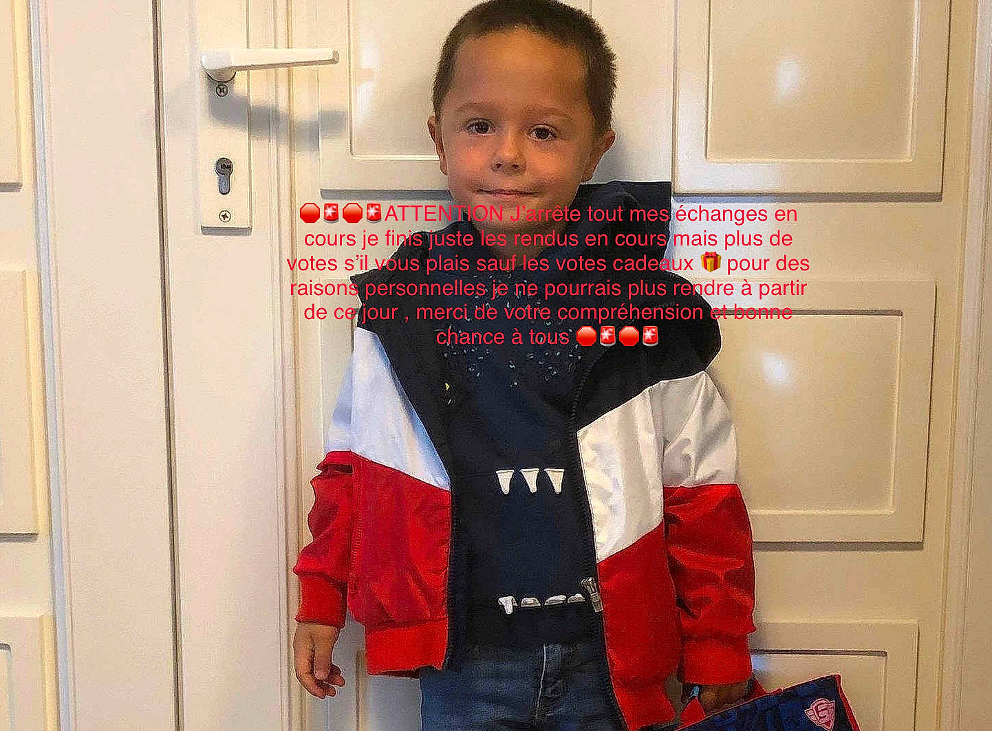 Johan a rejoint le concours — aidez-le/la à gagner de superbes lots ! child, clothing, jacket, joy, leather_jacket, outerwear, pattern, person, red, scarf, sleeve, textile, toddler