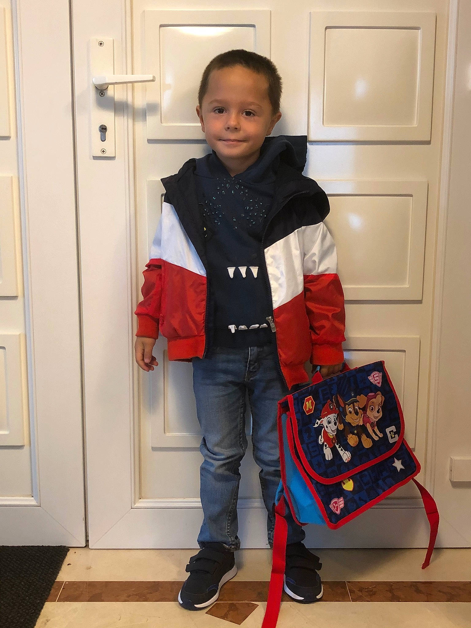 Johan a rejoint le concours — aidez-le/la à gagner de superbes lots ! child, denim, footwear, jacket, jeans, joy, outerwear, person, play, shoe, shoulder, standing, toddler, trousers