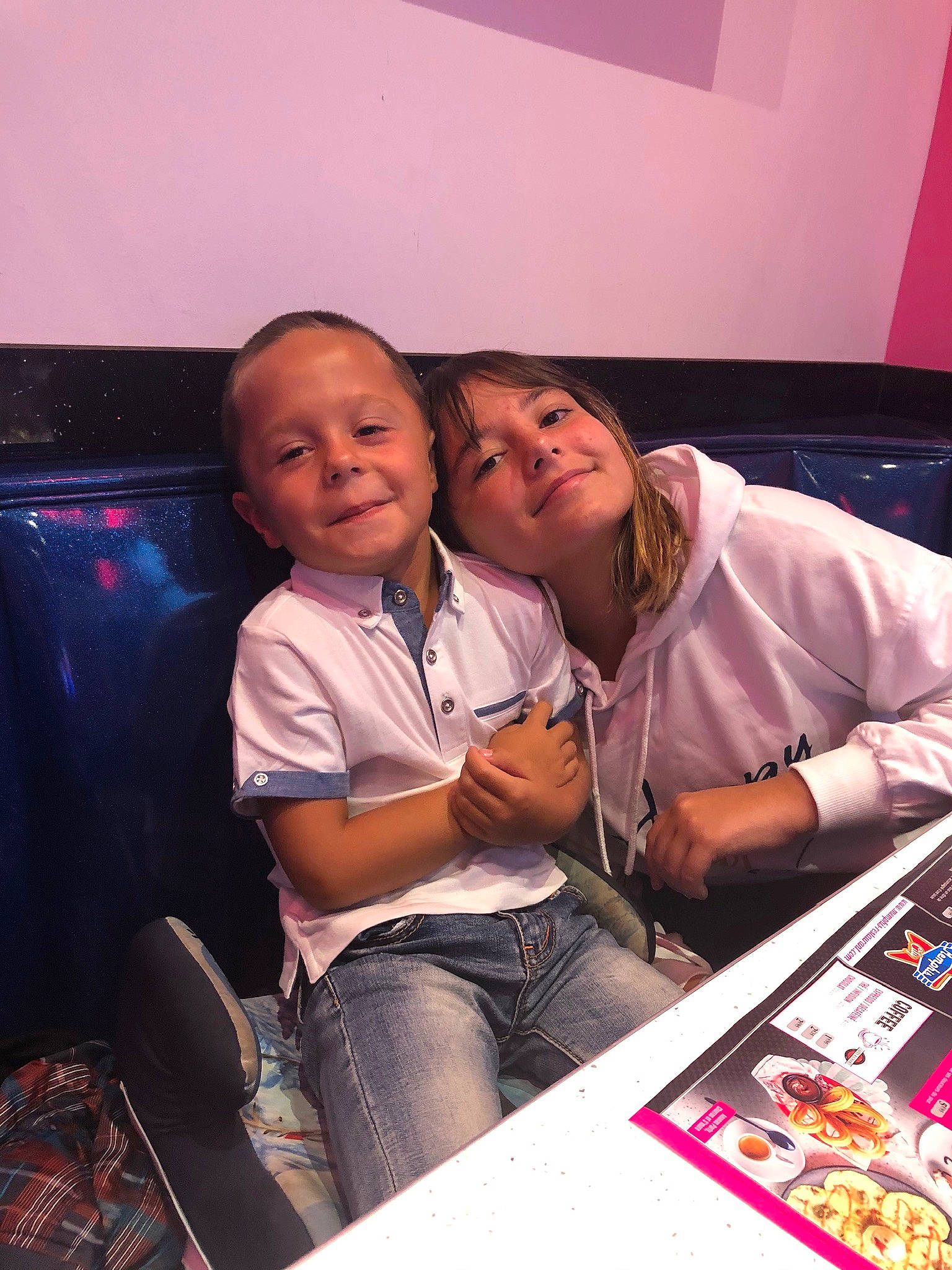 Clara a rejoint le concours — aidez-le/la à gagner de superbes lots ! child, electronic_device, event, friendship, fun, joy, leisure, person, smile, technology, toddler