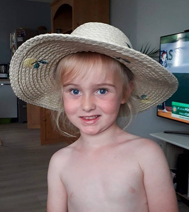 Elena participe au concours pour gagner de l'argent avec cette photo : blond, chin, computer_keyboard, computer_monitor, cool, costume_hat, cowboy_hat, fun, hairstyle, happy, hat, headgear, home_appliance, iris, jewellery, joy, lip, person, smile, sun_hat