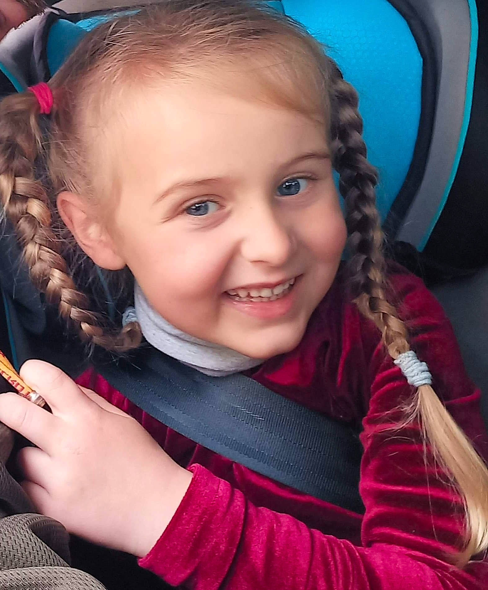 Elena participe au concours pour gagner de l'argent avec cette photo : blue, cheek, cool, ear, eyebrow, face, facial_expression, flash_photography, fun, gesture, happy, human, iris, joy, lip, neck, nose, organ, person, product