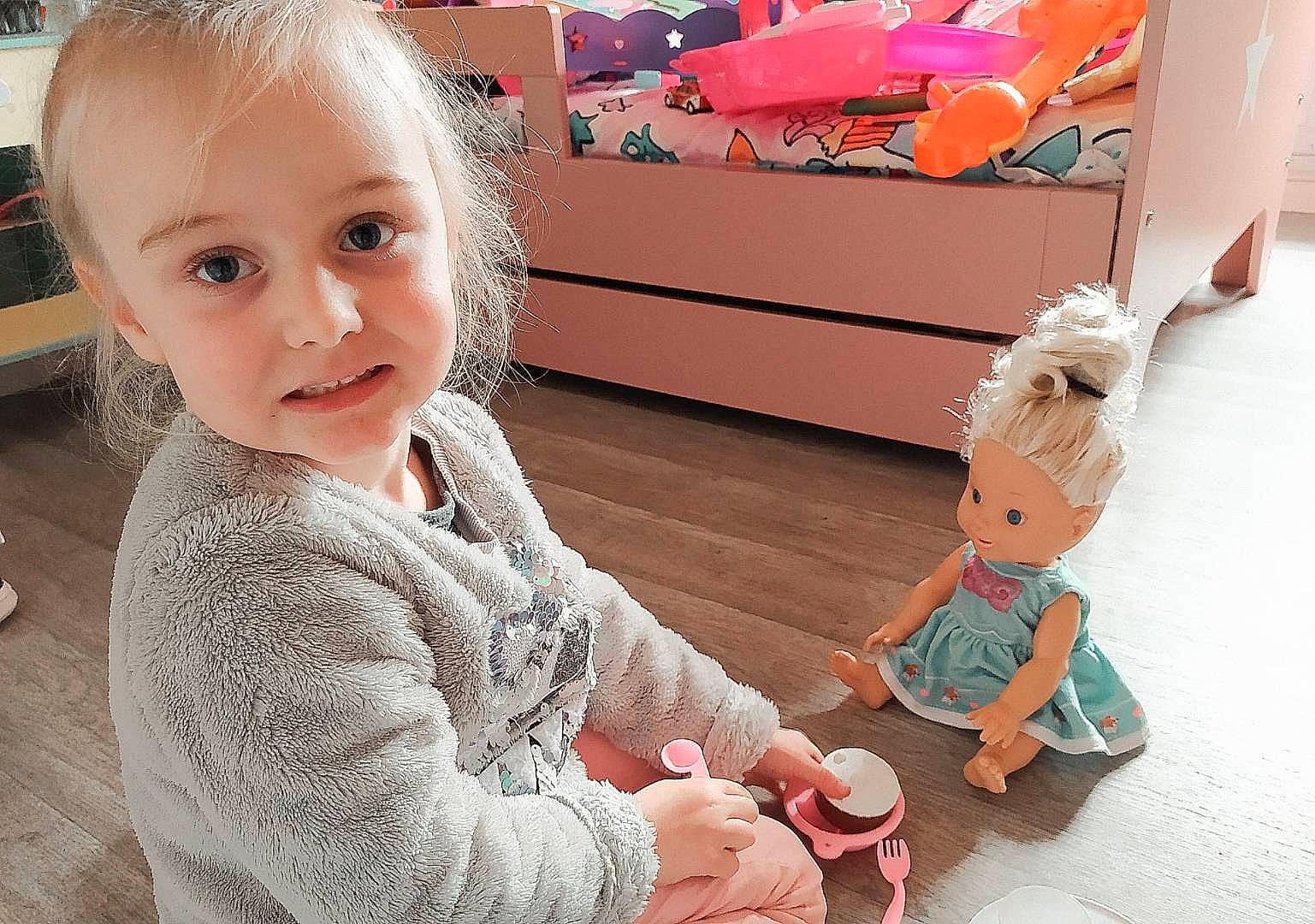 Elena participe au concours pour gagner de l'argent avec cette photo : baby, baby_toddler_clothing, cheek, child, event, flooring, fun, happy, head, leisure, organ, person, pink, play, product, sitting, skin, standing, stuffed_toy, toddler