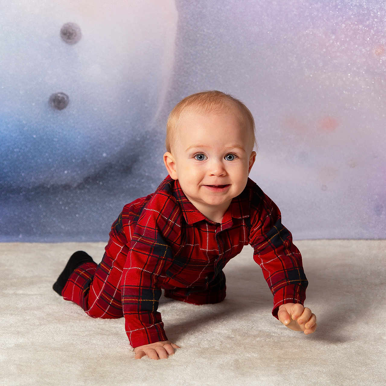 Maël a rejoint le concours — aidez-le/la à gagner de superbes lots ! baby, background, blue_eyes, carpet, child, cozy, crawling, cute, floor, happy, holiday, indoor, infant, playful, portrait, red_plaid, smiling, snowman, soft_lighting, winter