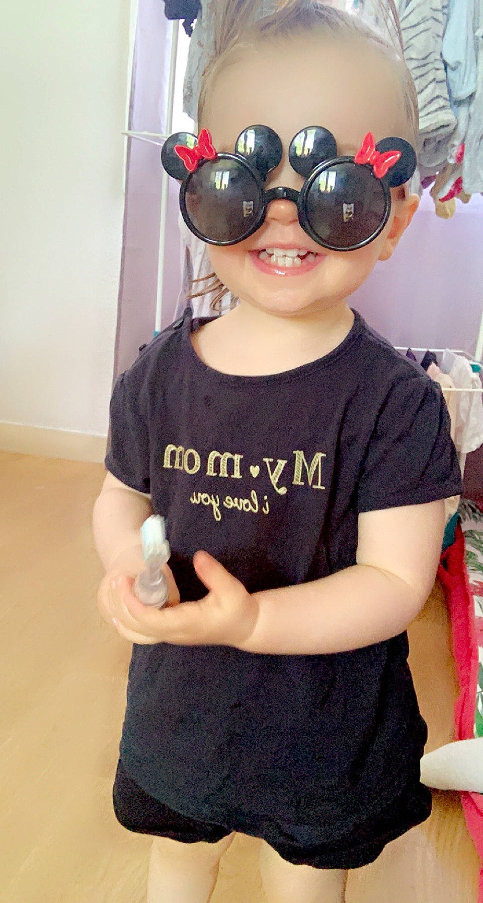 élia a rejoint le concours — aidez-le/la à gagner de superbes lots ! arm, baby_toddler_clothing, clothing, eyewear, face, fictional_character, fun, glasses, goggles, happy, helmet, joy, person, personal_protective_equipment, sleeve, smile, sportswear, sunglasses, t_shirt, toddler