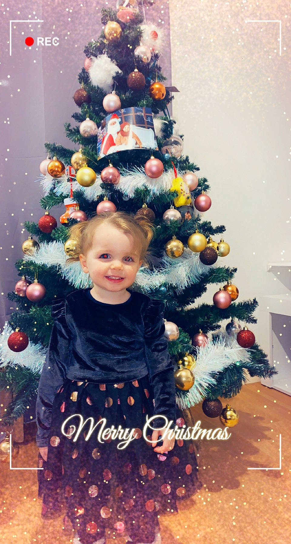 élia participe au concours pour gagner de l'argent avec cette photo : baby_toddler_clothing, beauty, christmas_decoration, christmas_eve, christmas_ornament, christmas_tree, evergreen, facial_expression, happy, head, holiday_ornament, human_body, joy, ornament, people, person, photograph, smile, standing, toddler