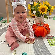 Elektra is registered to the contest to win money with this photo: baby, babycrawling, clothing, crawling, daisy, face, flower, flowerarrangement, flowerbouquet, hat, head, indoors, interiordesign, person, petal, photography, plant, portrait, sitting, sunflower