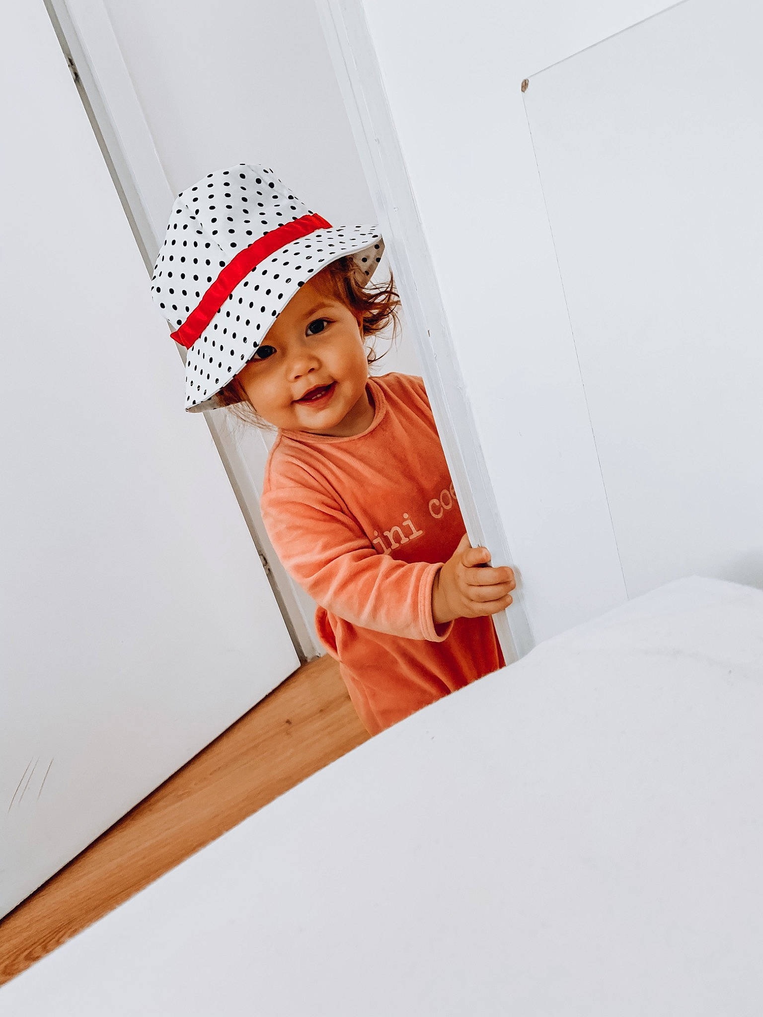 Inaya a rejoint le concours — aidez-le/la à gagner de superbes lots ! baby, beanie, cap, child, fashion_accessory, headgear, headpiece, headwear, person, photography, skin, white