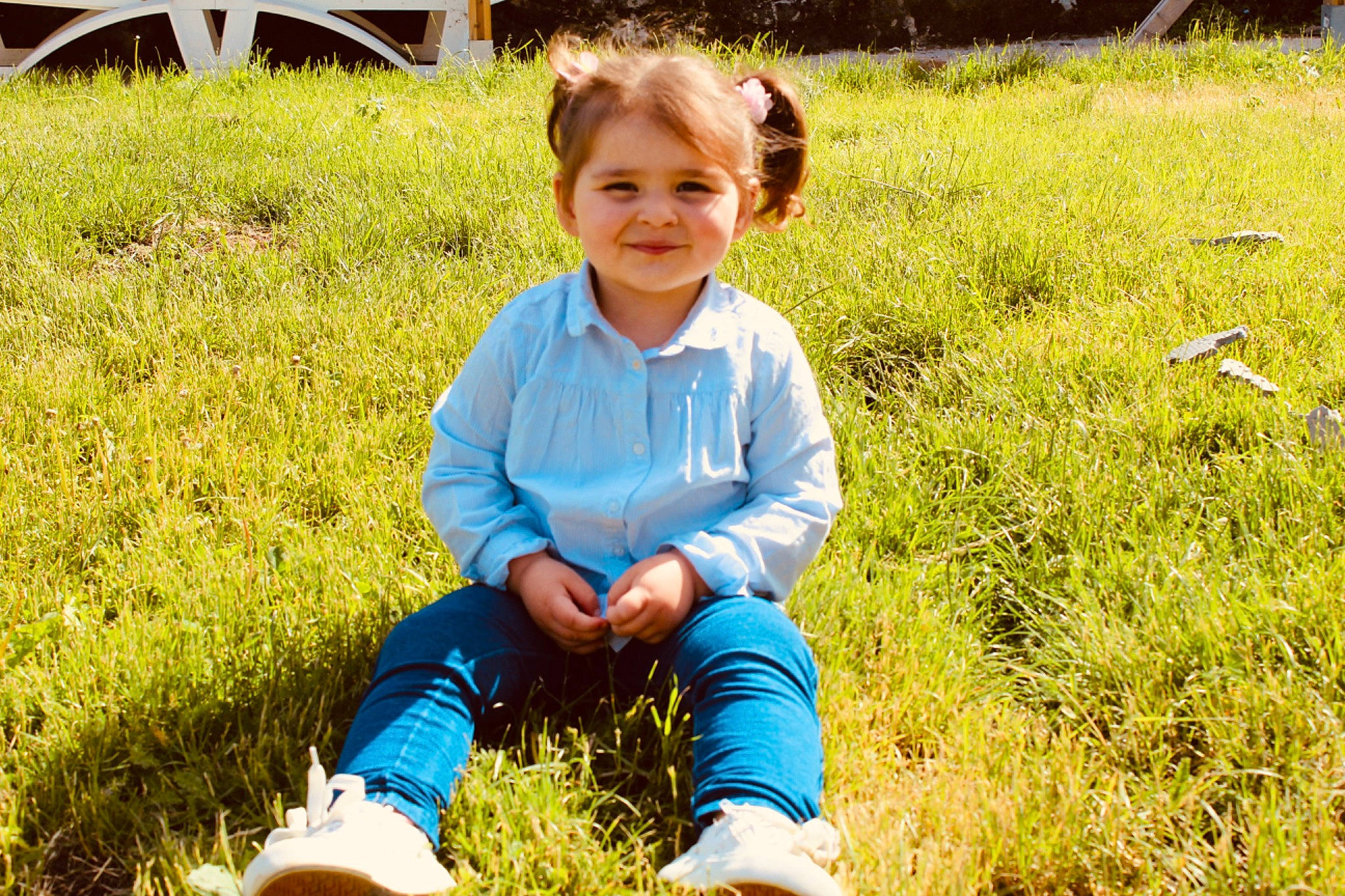 Théa a rejoint le concours — aidez-le/la à gagner de superbes lots ! baby_toddler_clothing, child, clothing, field, fun, grass, grass_family, grassland, happy, joy, landscape, lawn, meadow, people_in_nature, person, plant, prairie, sitting, smile, soil