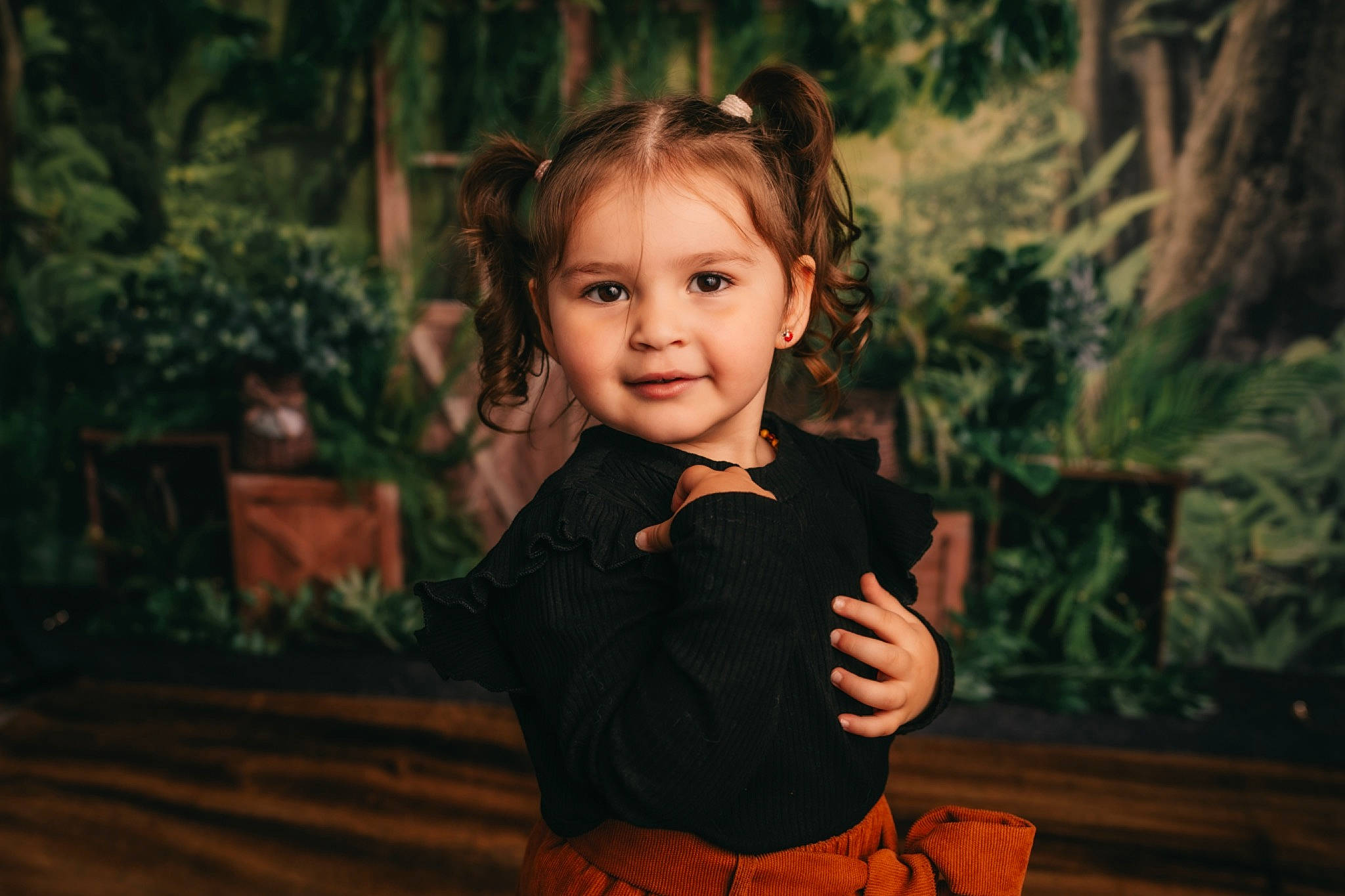 Théa a rejoint le concours — aidez-le/la à gagner de superbes lots ! child, darkness, event, flash_photography, flooring, forest, fun, grass, happy, iris, joy, night, people_in_nature, person, plant, portrait, portrait_photography, sitting, smile, toddler