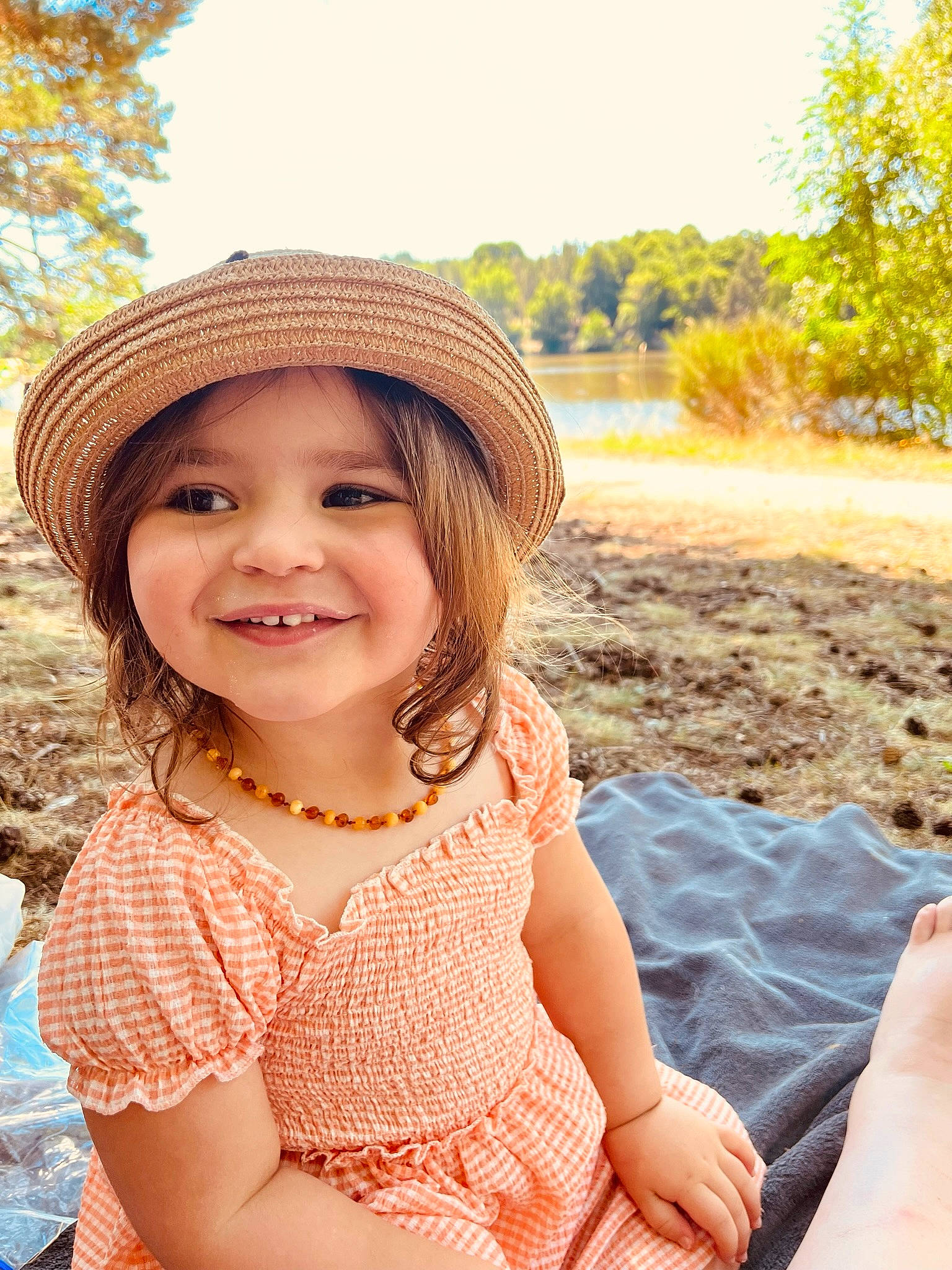Théa participe au concours pour gagner de l'argent avec cette photo : body_of_water, cap, eye, face, fun, grass, happy, hat, head, headwear, human, joy, leisure, lip, people_in_nature, person, skin, smile, summer, sun_hat