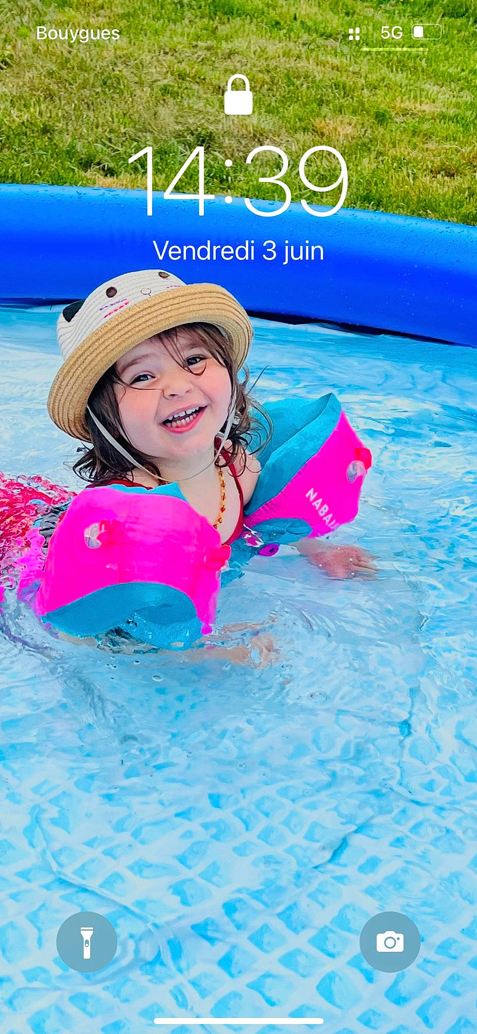 Théa a rejoint le concours — aidez-le/la à gagner de superbes lots ! aqua, blue, cap, electric_blue, fun, games, happy, hat, headgear, headwear, leisure, magenta, outdoor_recreation, person, personal_protective_equipment, pink, recreation, smile, sun_hat, swimmer
