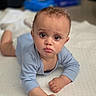 Maïwell a rejoint le concours — aidez-le/la à gagner de superbes lots ! baby, child, infant, onesie, blue_clothing, lying_down, blanket, indoor, face, expression, cute, skin, head, hands, eyes, young_child, portrait, soft_light, focus, background_blur