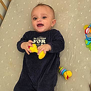 Maïwell participe au concours pour gagner de l'argent avec cette photo : baby, infant, crib, mattress, moon_pattern, onesie, toy, rattle, yellow_toy, smiling, happy, lying_down, playtime, nursery, bedding, face, eyes, hands, wooden_rail, cute