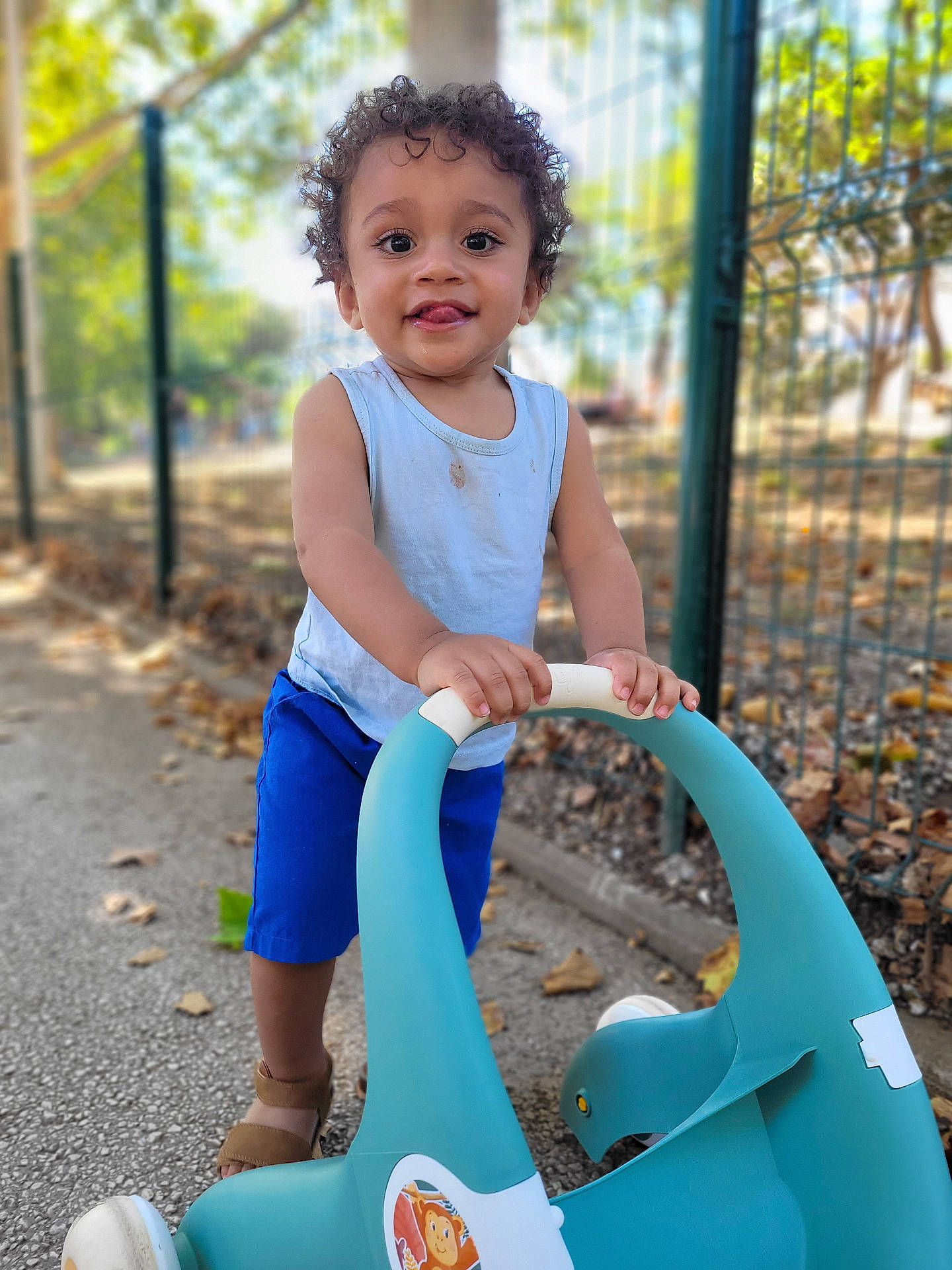 Nino a rejoint le concours — aidez-le/la à gagner de superbes lots ! bodypart, clothing, face, finger, footwear, grass, hand, head, nature, outdoorplayarea, outdoors, park, person, photography, plant, playarea, portrait, sandal, shoe, shorts