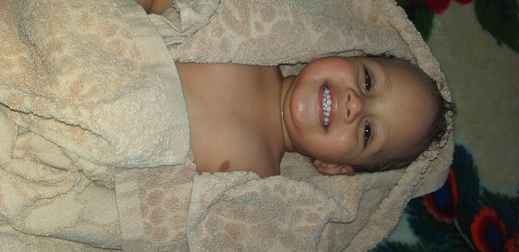 Lucas participe au concours pour gagner de l'argent avec cette photo : abdomen, chest, comfort, dress, eye, eyelash, flash_photography, grass, happy, head, headgear, iris, joy, lip, mouth, neck, person, skin, smile, toddler