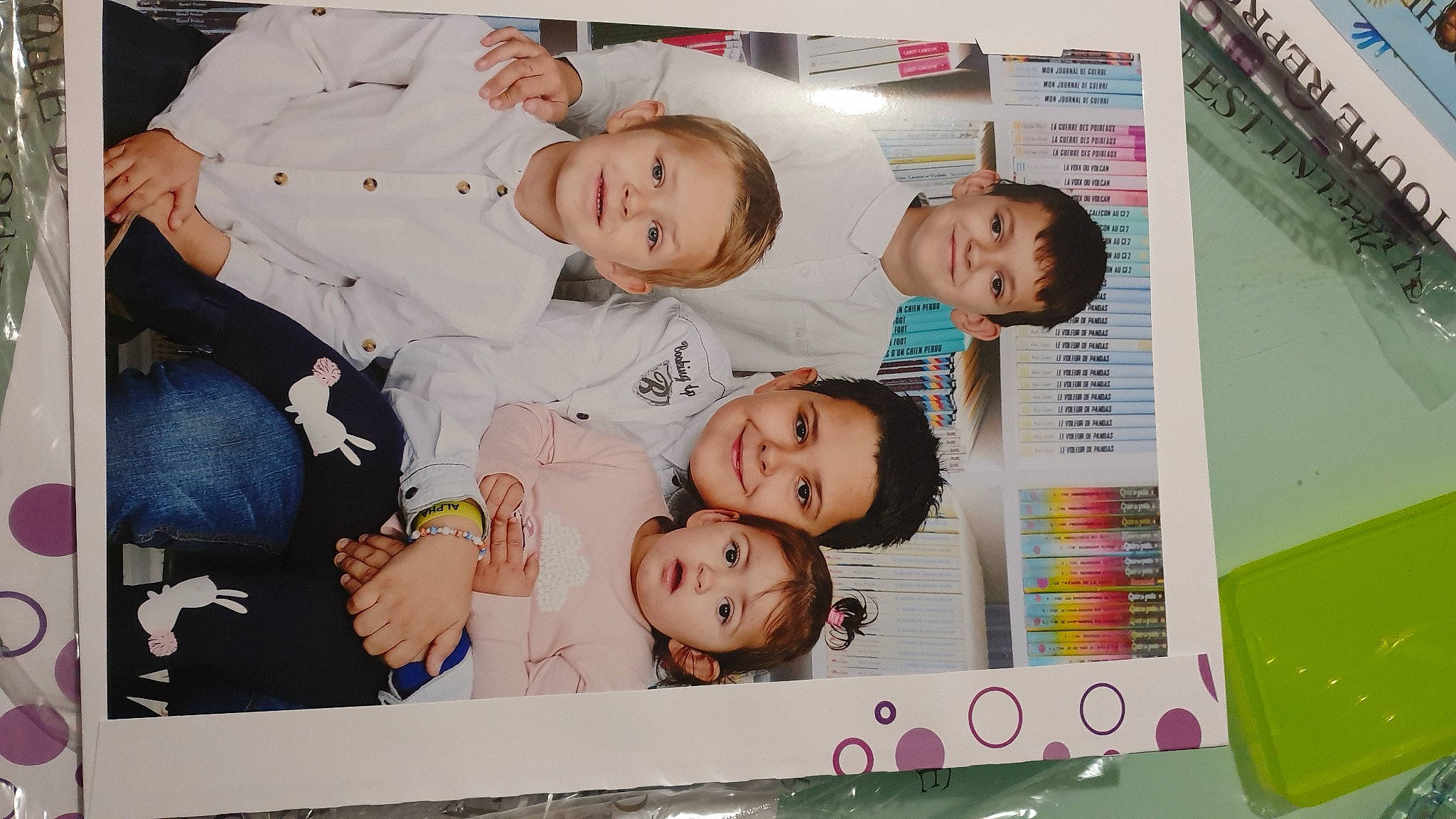 Mélianna participe au concours pour gagner de l'argent avec cette photo : art, baby, baby_toddler_clothing, book, child, comfort, event, facial_expression, fun, happy, joy, person, product, publication, room, smile, surprise, toddler