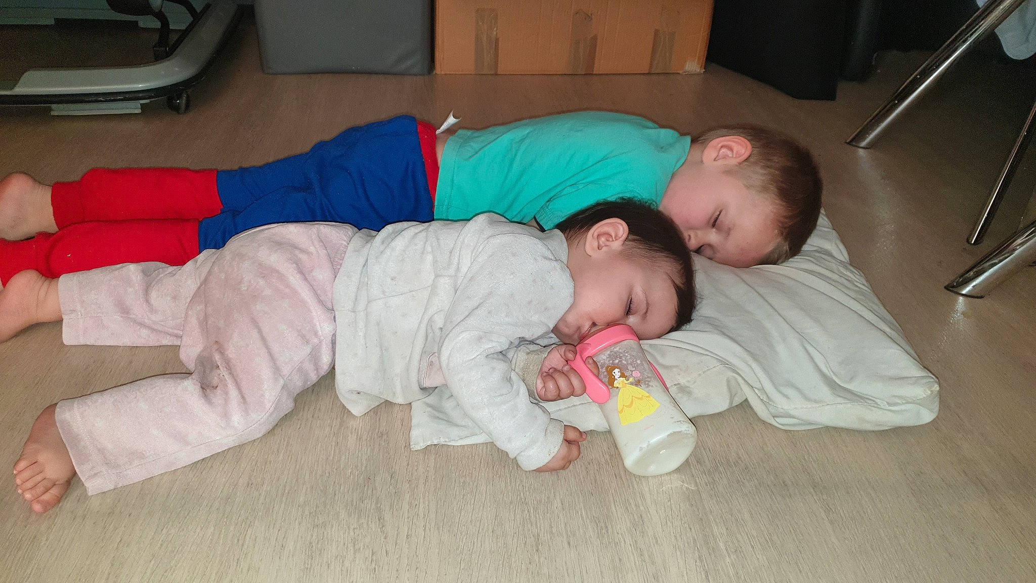 Mélianna participe au concours pour gagner de l'argent avec cette photo : baby, baby_toddler_clothing, child, comfort, flooring, hardwood, head, mammal, nap, person, room, sitting, sleep, toddler, wood, wood_flooring