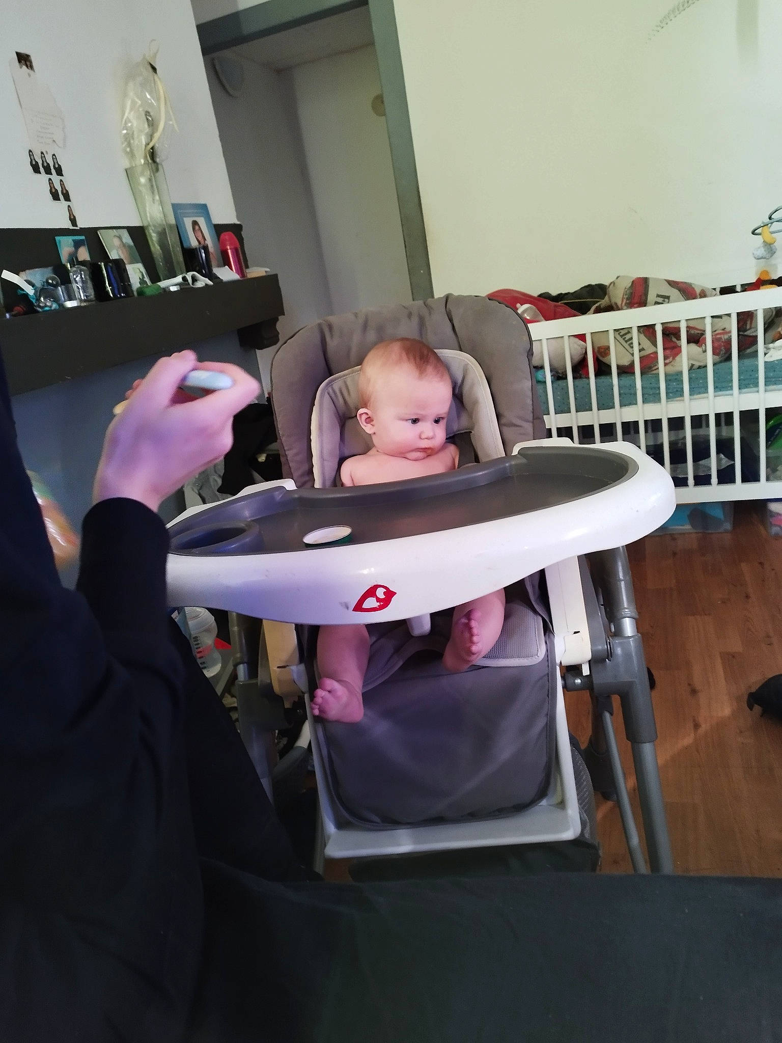 Jacob participe au concours pour gagner de l'argent avec cette photo : automotive_design, baby, chair, child, comfort, event, eyewear, fun, job, person, personal_protective_equipment, purple, room, shelf, sitting, t_shirt, table, toddler