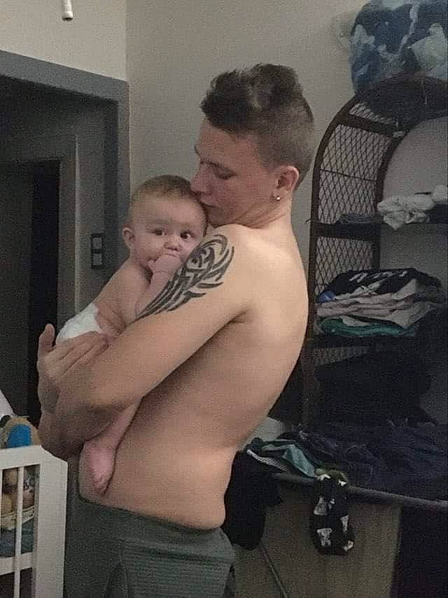 Jacob a rejoint le concours — aidez-le/la à gagner de superbes lots ! abdomen, arm, baby, barechested, beard, chest, child, comfort, elbow, facial_hair, gesture, happy, human_body, muscle, navel, person, room, sitting, stomach, toddler