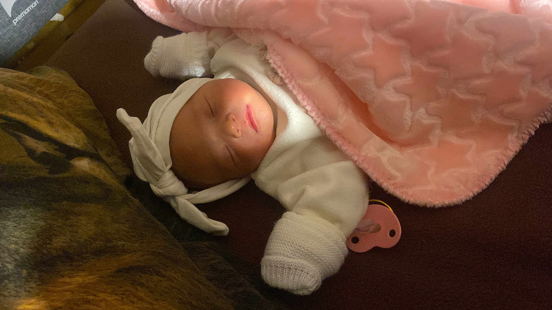 Cataleya a rejoint le concours — aidez-le/la à gagner de superbes lots ! baby, sleeping, blanket, pink, newborn, headband, pacifier, white_clothing, cozy, infant, soft_texture, cute, resting, indoors, peaceful, child, small_hands, warm, comfort, lying_down