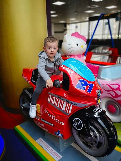 Evan a rejoint le concours — aidez-le/la à gagner de superbes lots ! automotive_exterior, automotive_tire, car, child, fun, helmet, model_car, motor_vehicle, motorcycle, person, play, surprise, toddler, toy, toy_vehicle, vehicle