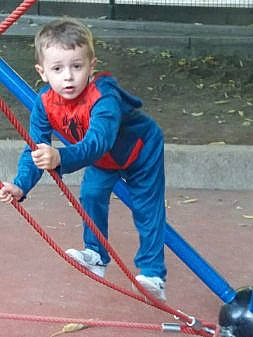 Evan a rejoint le concours — aidez-le/la à gagner de superbes lots ! child, person, play, recreation, rope, surprise, toddler
