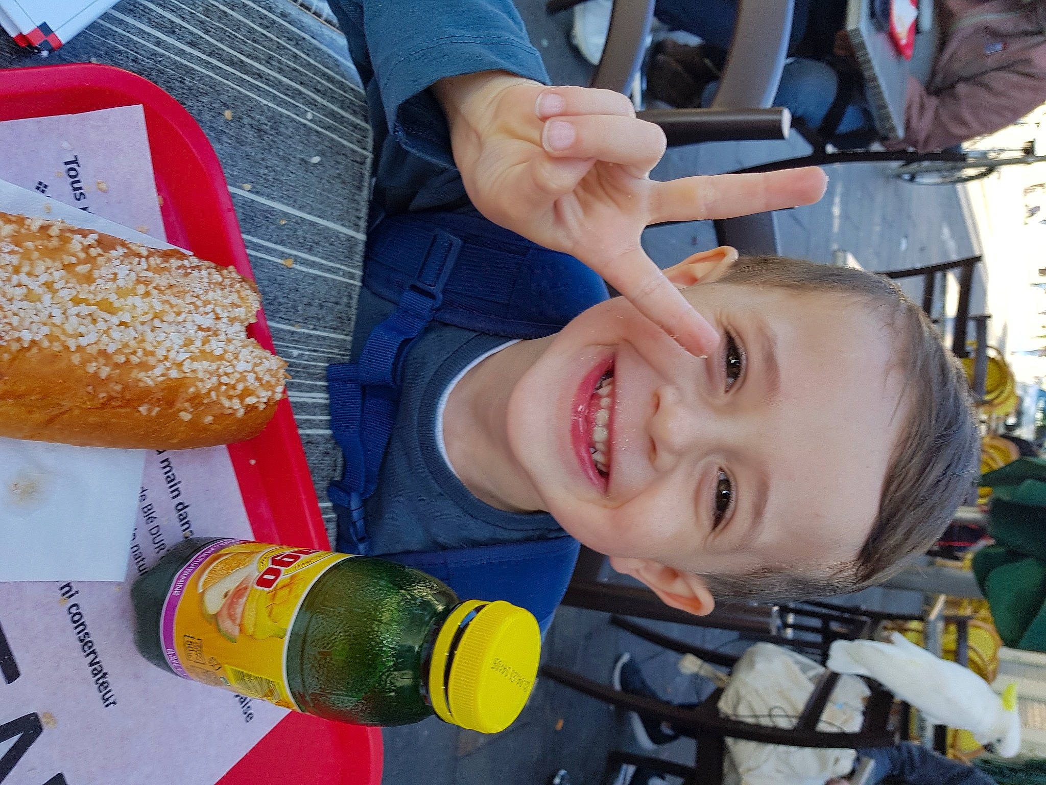 Evan participe au concours pour gagner de l'argent avec cette photo : child, fast_food, joy, person
