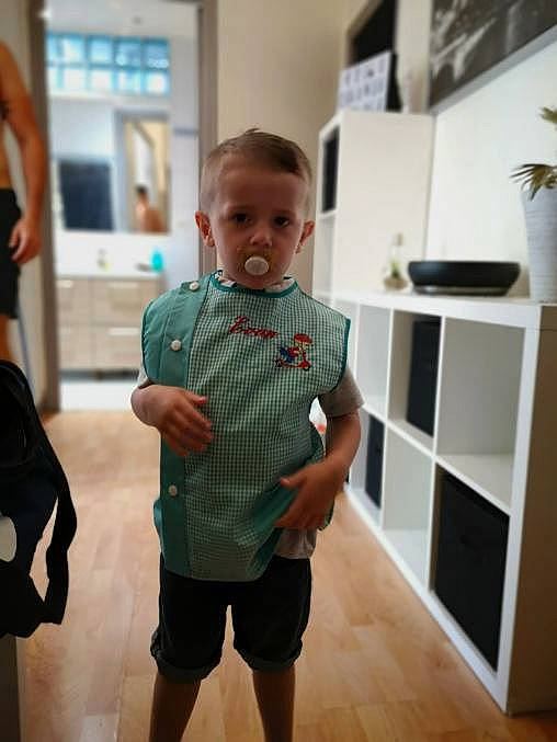 Evan a rejoint le concours — aidez-le/la à gagner de superbes lots ! arm, child, floor, flooring, fun, head, joint, leg, person, play, room, shoulder, standing, t_shirt, toddler, wood