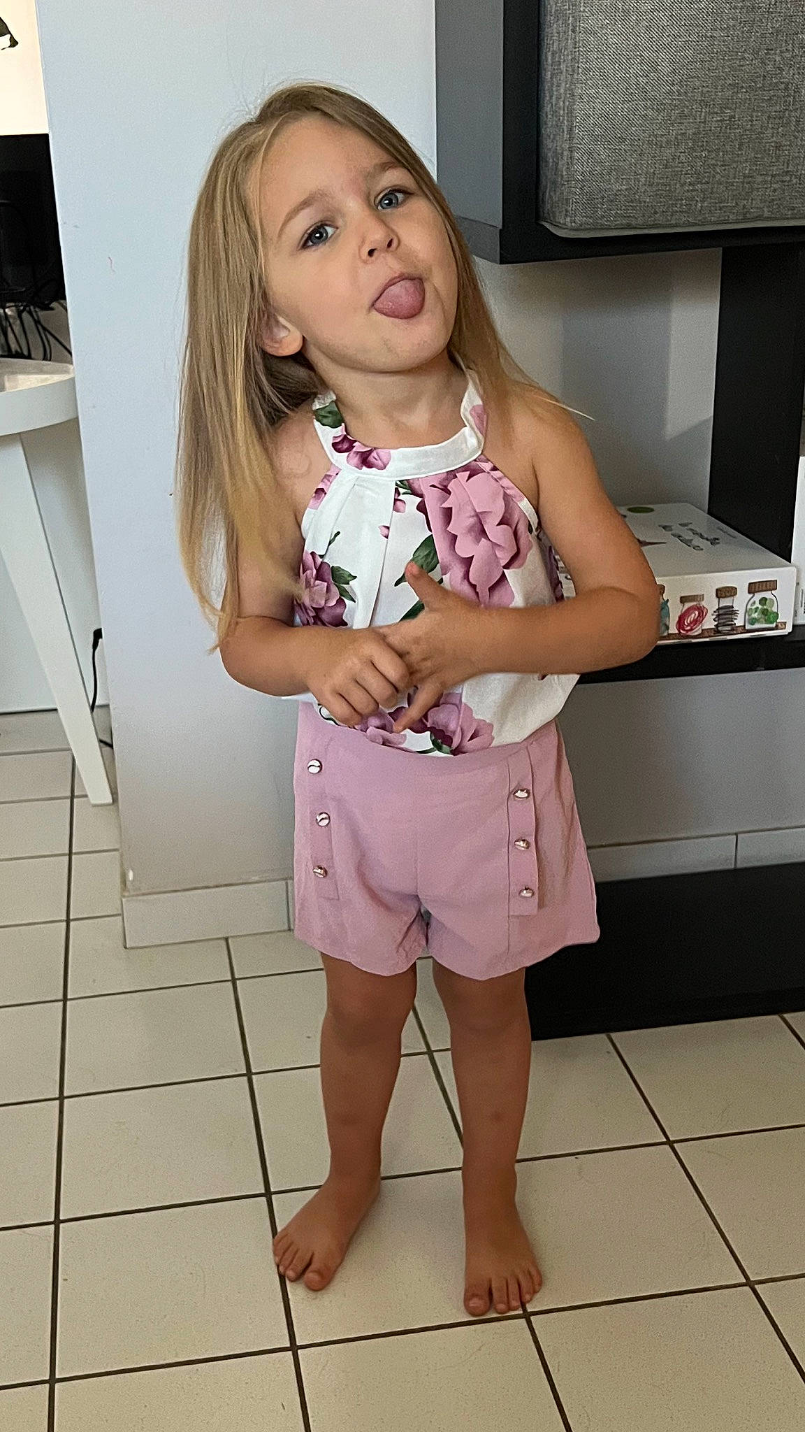 Myla a rejoint le concours — aidez-le/la à gagner de superbes lots ! arm, baby_toddler_clothing, dress_shirt, eye, flooring, hair, happy, human_leg, joint, knee, neck, pattern, person, pink, shoulder, skin, sleeve, t_shirt, thigh, toddler