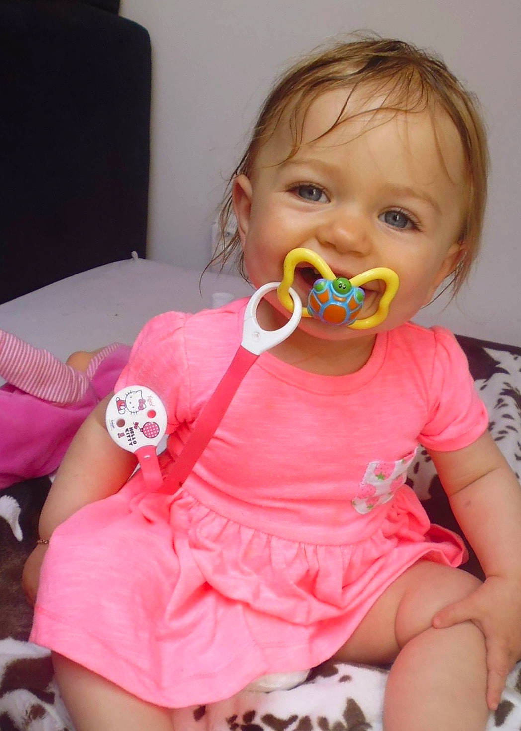 Amalia participe au concours pour gagner de l'argent avec cette photo : baby, baby_toddler_clothing, child, food, joy, person, pink, play, smile, toddler