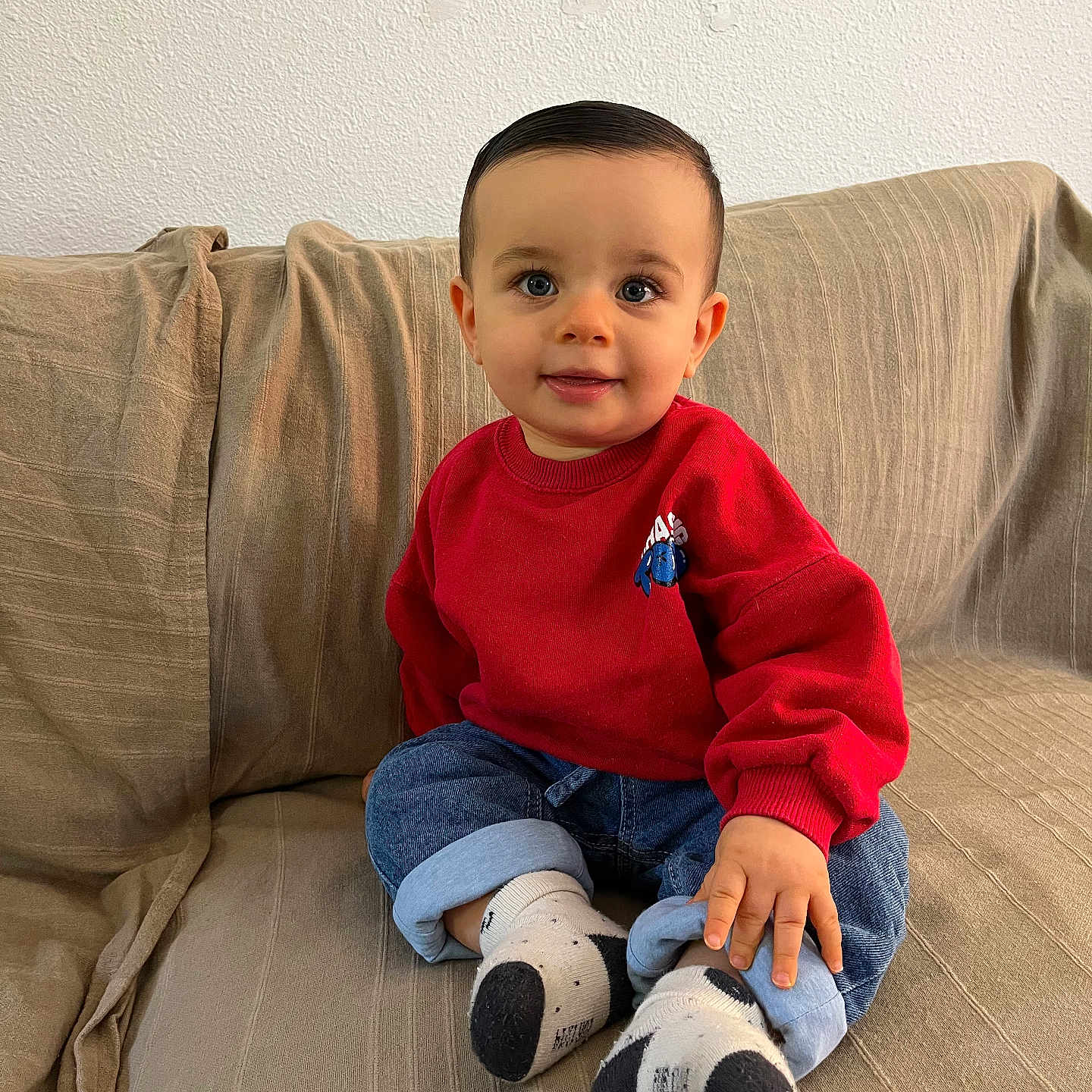 Mylan a rejoint le concours — aidez-le/la à gagner de superbes lots ! baby, blue_jeans, casual_clothing, child, comfortable, couch, cute, face, feet, hand, happy, home, indoors, portrait, red_sweater, sitting, smiling, socks, toddler, young_child