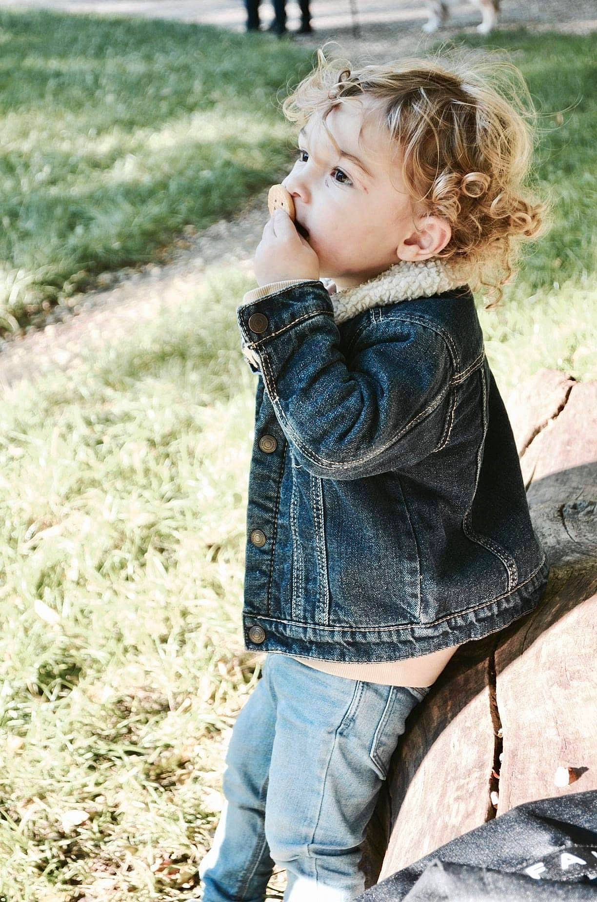 Zachary a rejoint le concours — aidez-le/la à gagner de superbes lots ! blond, brown_hair, child, denim, eye, grass, hairstyle, happy, jeans, leisure, pattern, people_in_nature, person, plaid, plant, sitting, sleeve, street_fashion, toddler, tree