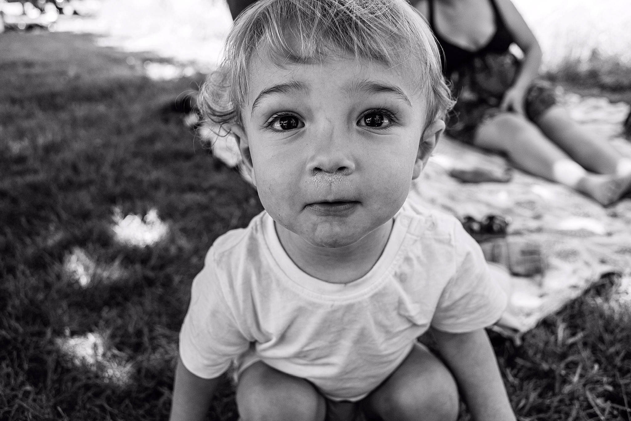 Zachary participe au concours pour gagner de l'argent avec cette photo : black, black_and_white, eye, face, flash_photography, fun, grass, hair, hairstyle, happy, head, leaf, monochrome, nose, people_in_nature, person, standing, style, summer, toddler