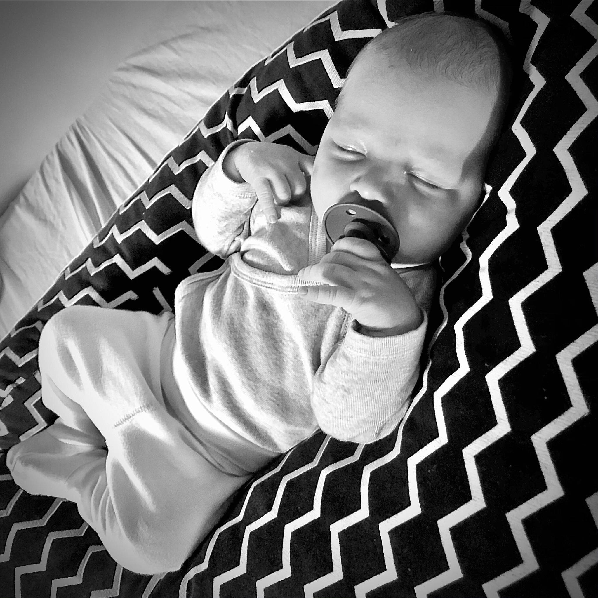 Lyam a rejoint le concours — aidez-le/la à gagner de superbes lots ! baby, black_and_white, child, close_up, comfort, finger, flash_photography, foot, gesture, human_leg, linens, monochrome, monochrome_photography, pattern, person, sleeve, still_life_photography, stock_photography, style, thumb