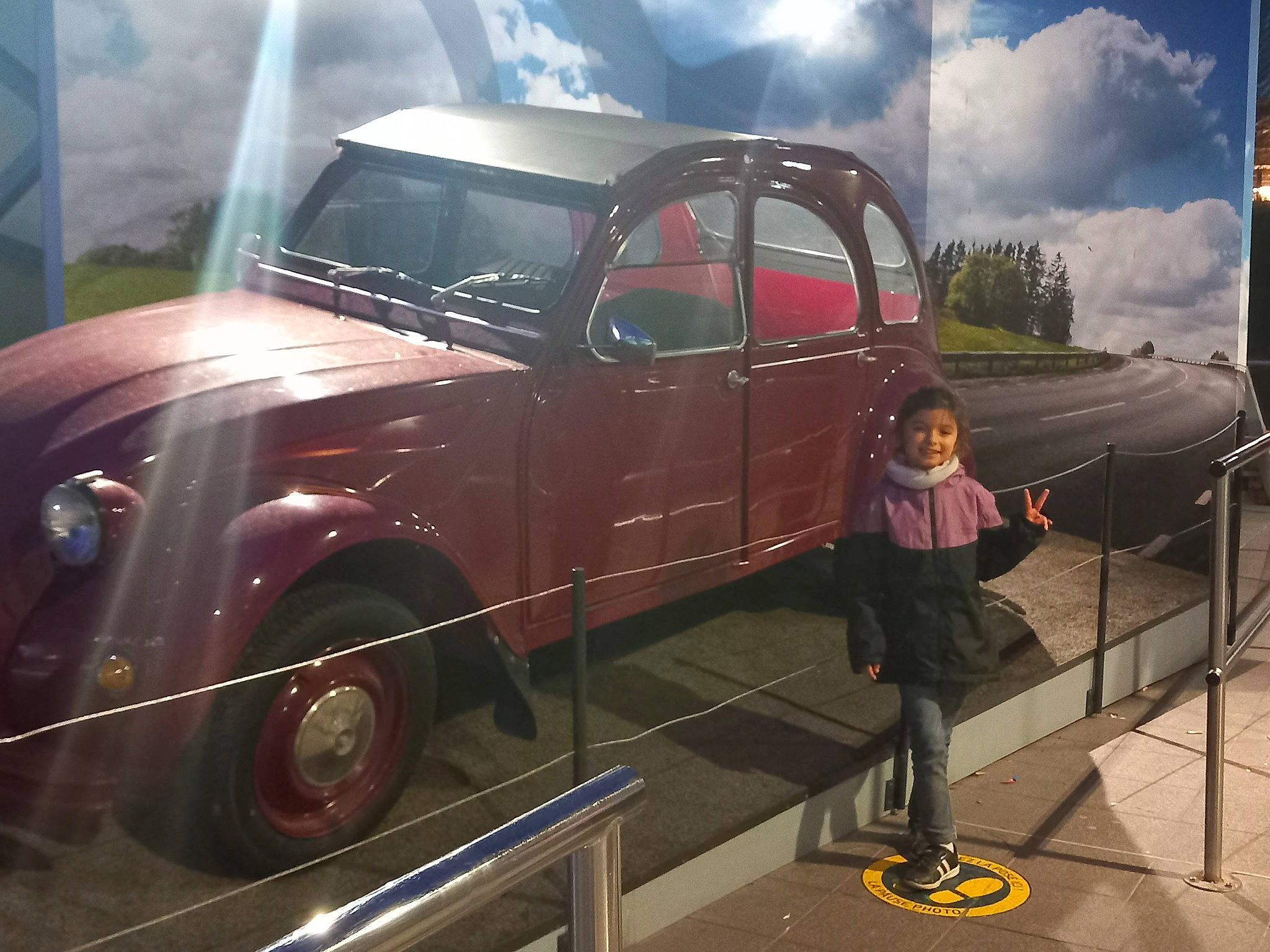 Cloe participe au concours pour gagner de l'argent avec cette photo : automotive_design, automotive_exterior, automotive_lighting, automotive_tire, automotive_wheel_system, car, classic, classic_car, cloud, fender, hardtop, hood, joy, mid_size_car, motor_vehicle, person, tire, vehicle, vehicle_door, wheel