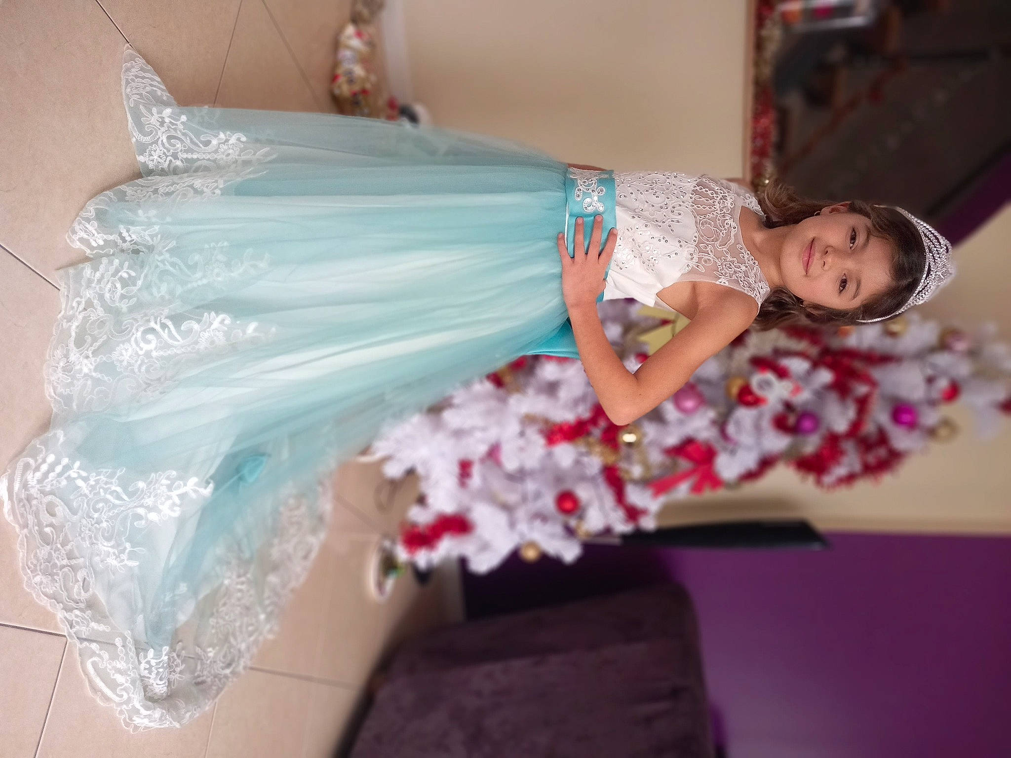 Cloe a rejoint le concours — aidez-le/la à gagner de superbes lots ! bridal_accessory, bridal_party_dress, day_dress, dress, embellishment, event, fashion_accessory, fashion_design, formal_wear, fun, gown, happy, joy, long_hair, magenta, peach, person, petal, pink, silk