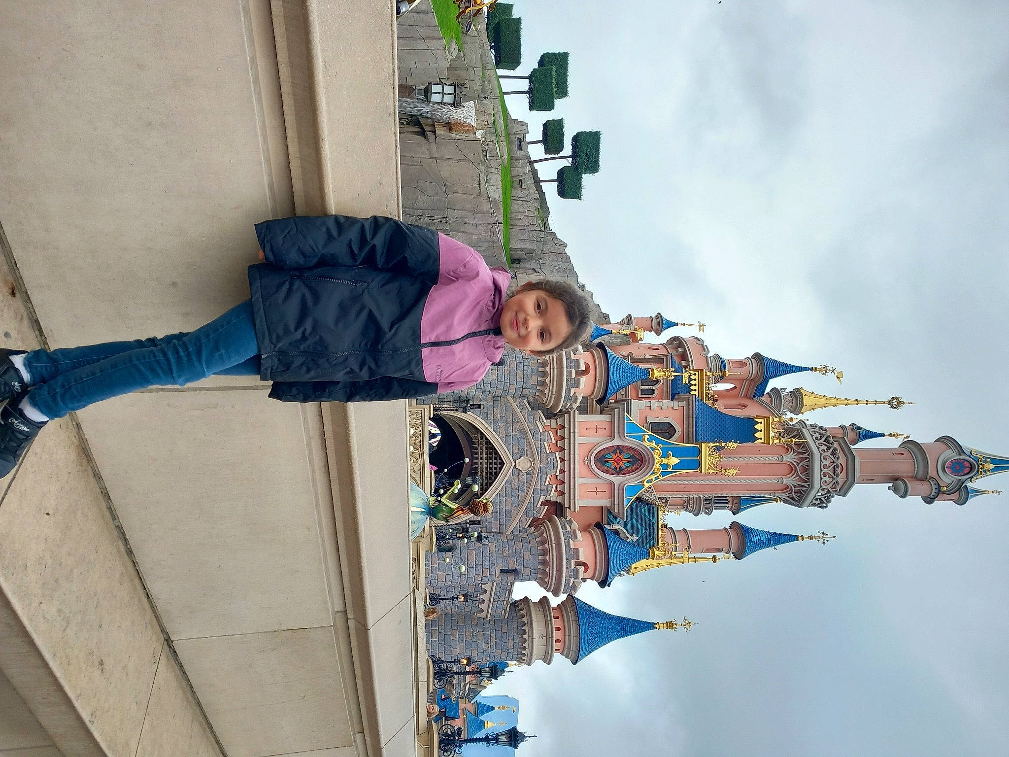 Cloe participe au concours pour gagner de l'argent avec cette photo : building, city, cloud, composite_material, daytime, facade, fun, joy, leisure, line, outdoor_shoe, pedestrian, person, sky, tourism, travel, urban_design, walking_shoe, world