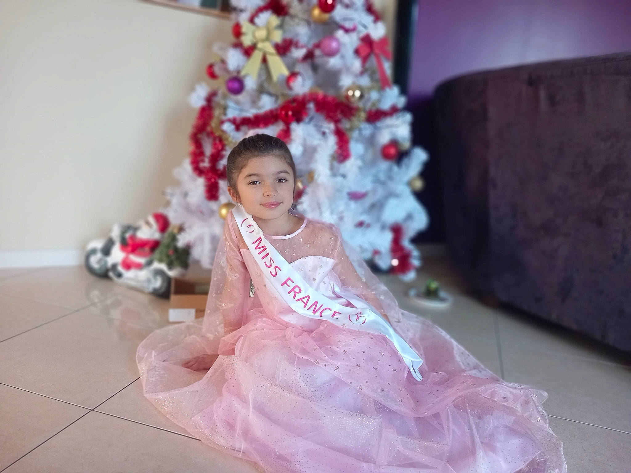 Cloe a rejoint le concours — aidez-le/la à gagner de superbes lots ! bridal_accessory, child, day_dress, dress, embellishment, event, fashion_accessory, fashion_design, flooring, formal_wear, gown, happy, headpiece, joy, magenta, peach, person, pink, sleeve, smile