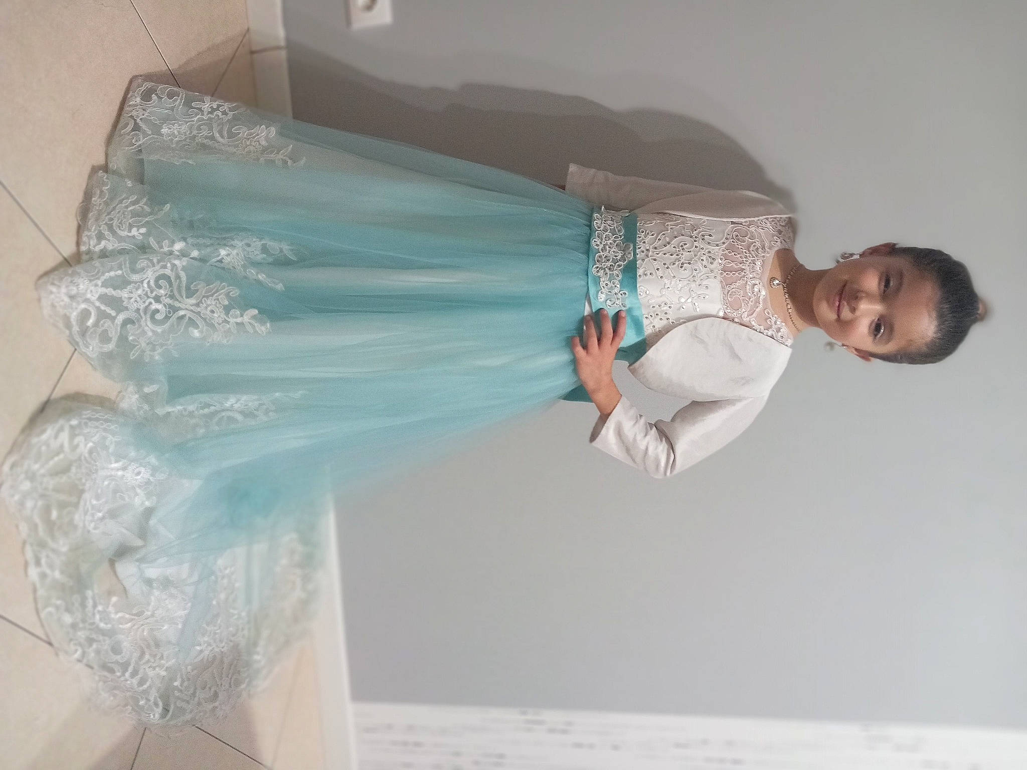 Cloe a rejoint le concours — aidez-le/la à gagner de superbes lots ! bridal_accessory, bridal_clothing, dress, elbow, electric_blue, embellishment, event, fashion_accessory, fashion_design, flash_photography, formal_wear, gown, happy, joy, person, silk, smile, textile, waist, wedding_dress