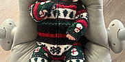 Valentin participe au concours pour gagner de l'argent avec cette photo : baby, baby_seat, child, christmas, cozy, cushion, cute, floor, footwear, gift, holiday_clothing, indoors, infant, onesie, pacifier, person, portrait, relaxed, snowman, wooden_floor