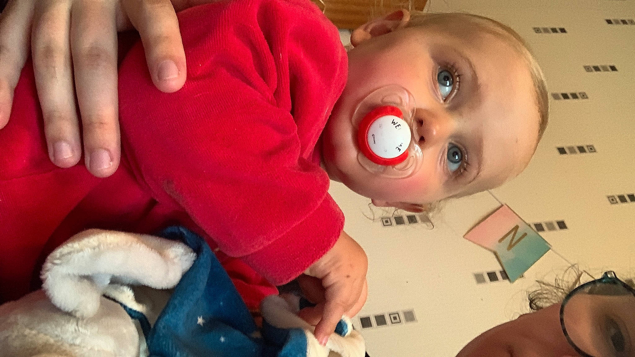 Valentin a rejoint le concours — aidez-le/la à gagner de superbes lots ! baby, carmine, cheek, child, circle, eyelash, finger, fun, gesture, happy, mouth, nail, nose, person, play, red, skin, thumb, toddler, toy