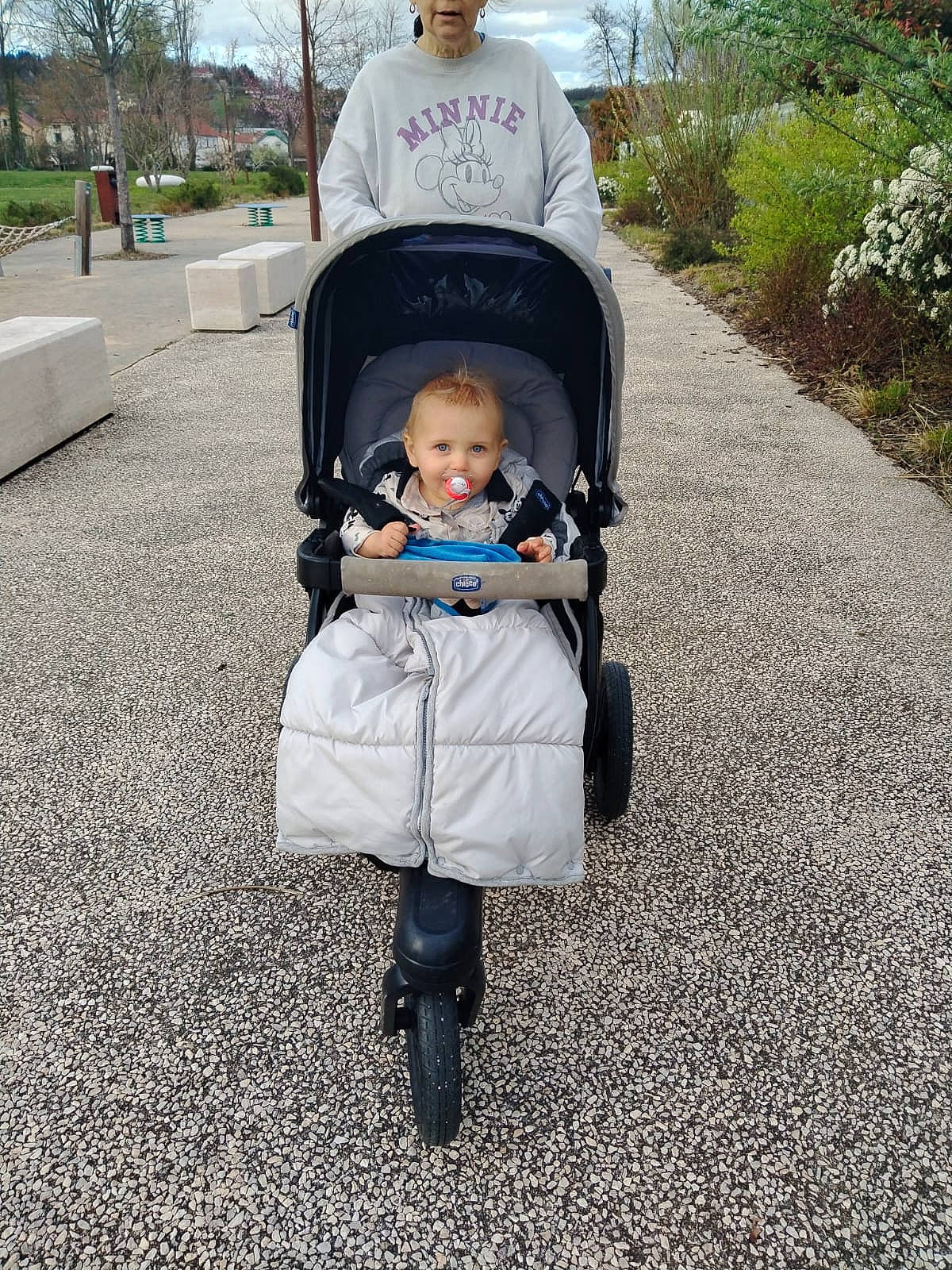 Valentin participe au concours pour gagner de l'argent avec cette photo : asphalt, baby, baby_carriage, baby_products, baby_safety, baby_toddler_clothing, child, comfort, grass, hat, leisure, person, plant, recreation, road_surface, sidewalk, sitting, tire, toddler, tree