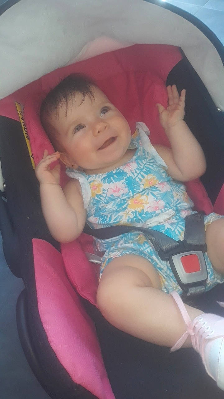 Beverly a rejoint le concours — aidez-le/la à gagner de superbes lots ! baby, cheek, child, finger, leg, person, skin, thigh, toddler