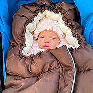 Lyanna a rejoint le concours — aidez-le/la à gagner de superbes lots ! baby, child, face, blue, brown, blanket, bundle, coat, cold, cozy, fabric, fur, hood, infant, jacket, person, portrait, sleeping_bag, warm, winter