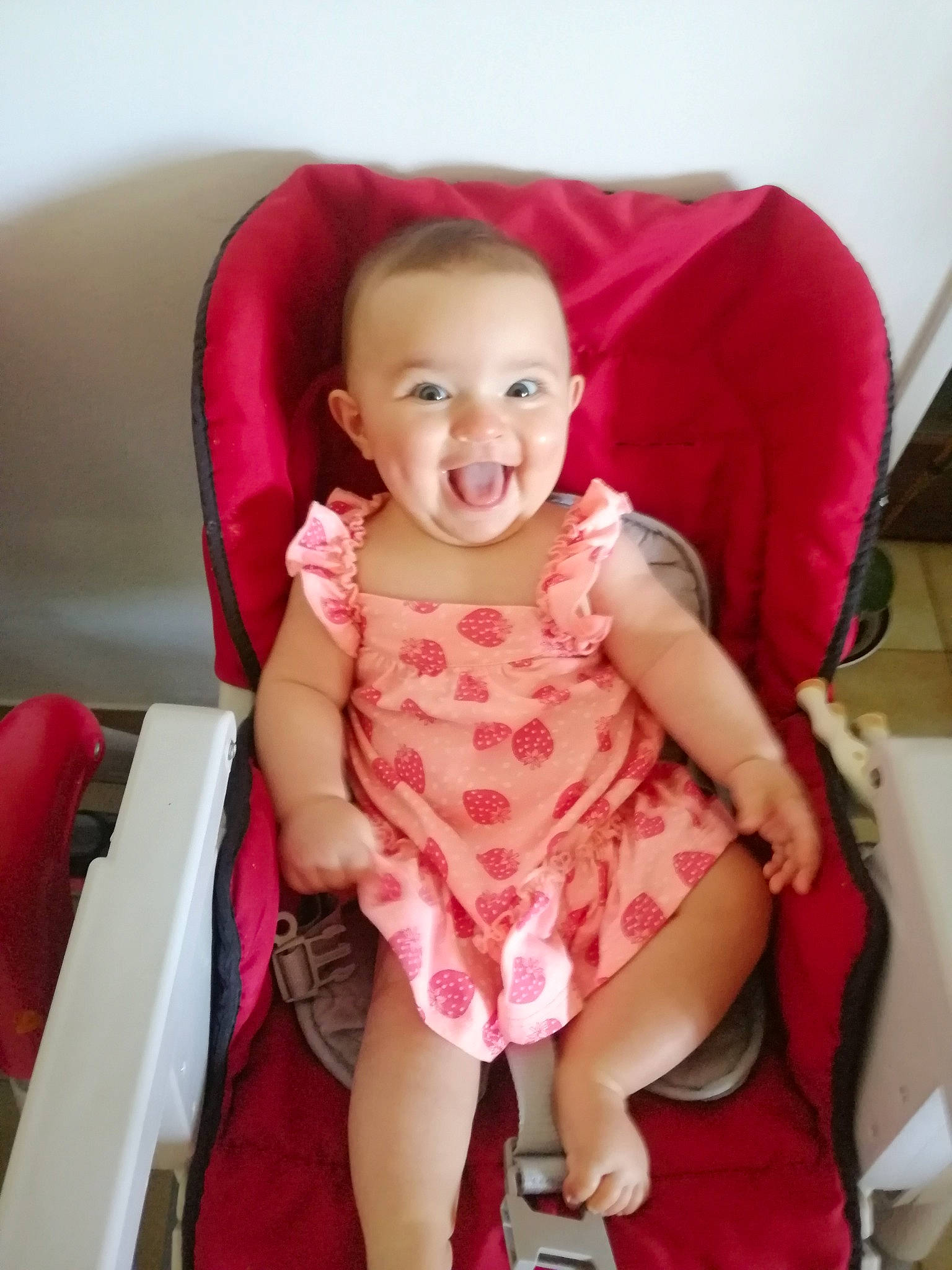 Letty a rejoint le concours — aidez-le/la à gagner de superbes lots ! baby, chair, cheek, child, finger, leg, person, pink, sitting, skin, smile, toddler